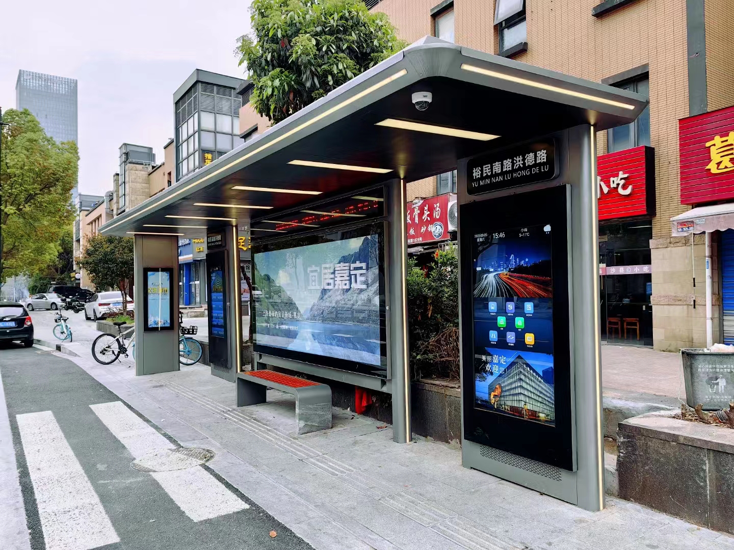 安装公交站台时，如何保证基础稳固？