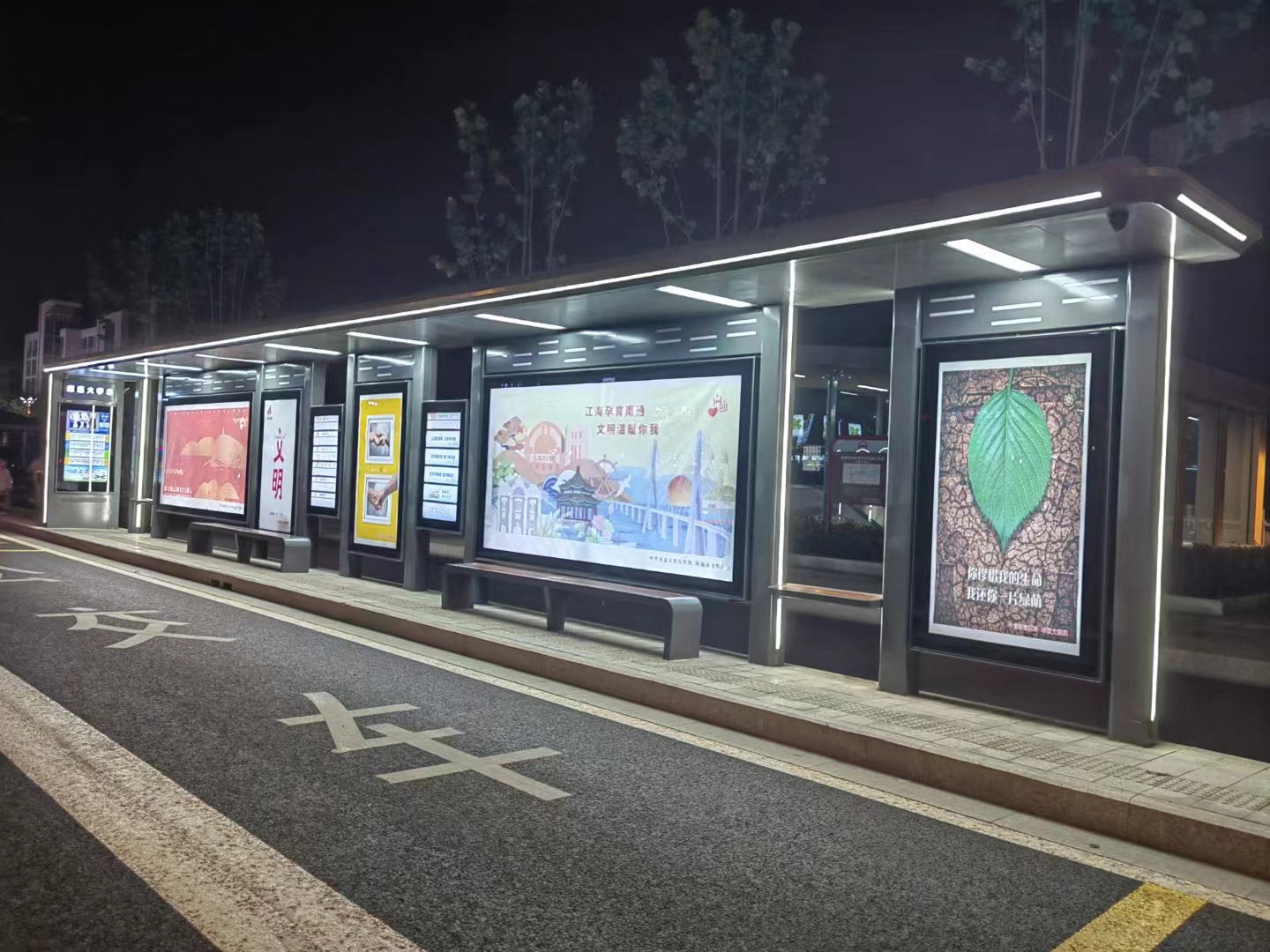 安装公交站台时，如何保证基础稳固？