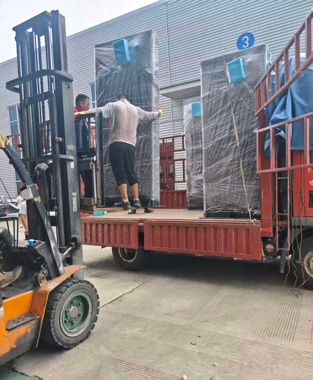 顶烈日战酷暑 全力保交付——致敬坚守装车一线的装配班组(图1) 顶烈日战酷暑 全力保交付——致敬坚守装车一线的装配班组(图1)